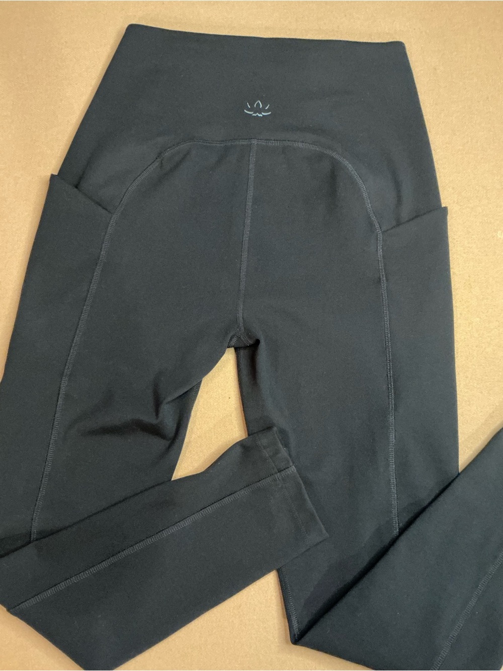 🖤 Beyond Yoga Powerbeyond Strive High Waist Pocket Midi Leggings 🖤 Medium - Picture 15 of 16
